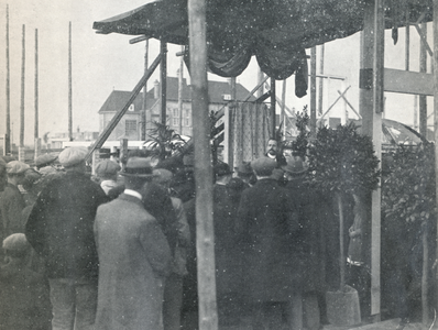 716297 Afbeelding van de eerste steenlegging voor de Lumax, katholieke vakbondsdrukkerij en uitgeverij, aan het Ondiep ...